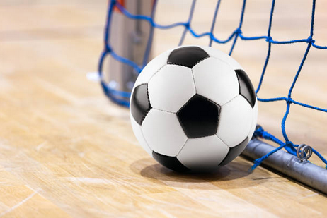 Ballon de soccer intérieur devant un filet