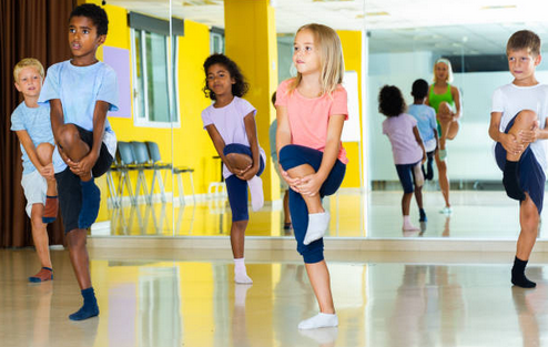 Groupe d’enfants pendant une activité de mouvement